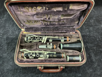 Photo Mid-50s Vintage Selmer Paris Centered Tone Clarinet in Bb - Serial # Q5820